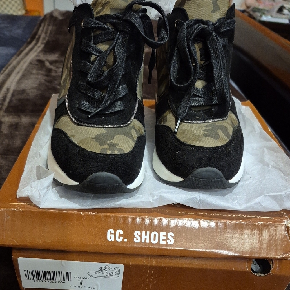 Women's Athletic Sneakers - Black and Green